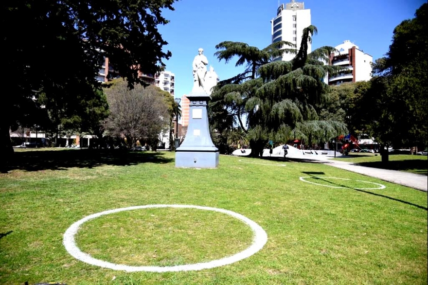 En La Plata pintaron círculos en las plazas para prevención ante la llegada de la primavera
