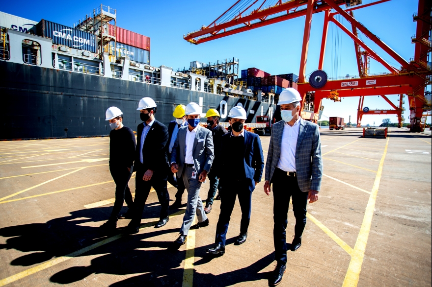 Kicillof recibió al primer buque que exporta e importa desde el puerto de La Plata a China