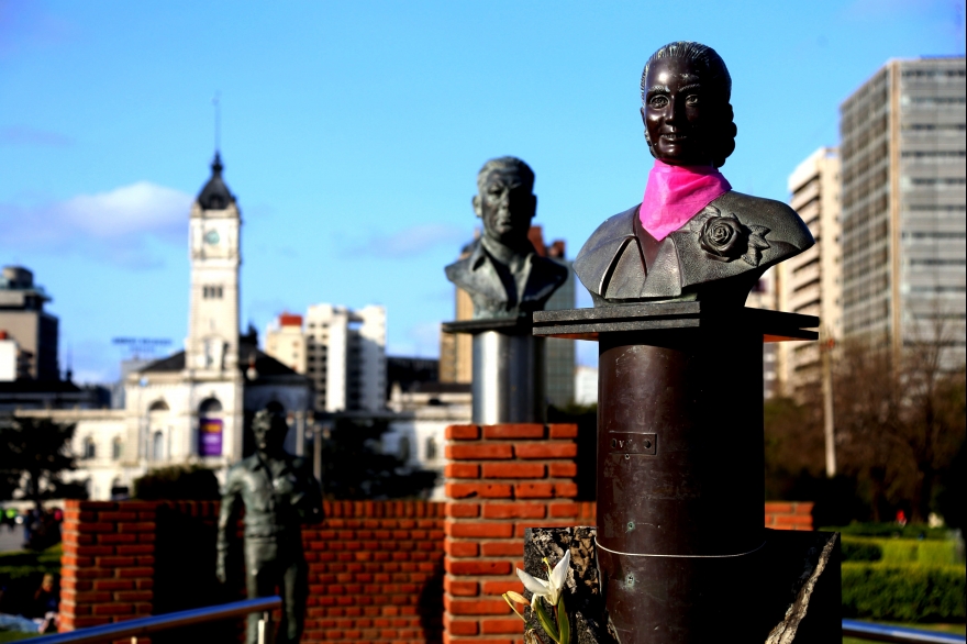 Mes del Cáncer de Mama: pañuelos color rosa en estatuas y monumentos de La Plata