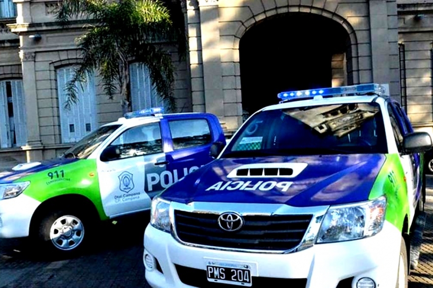 Atacó a policías con una cuchilla cuando lo descubrieron en un robo adentro de una casa