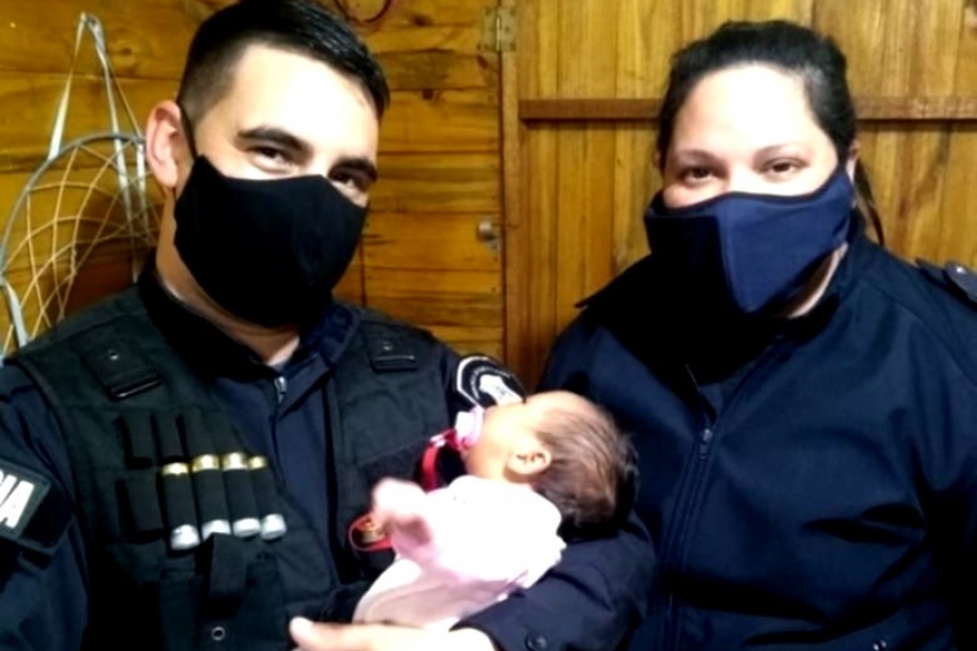 Ensenada: dos policías bonaerenses le salvaron la vida a una bebé de un mes y medio