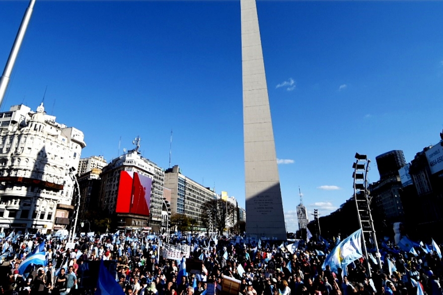 Miles de manifestantes opositores protestaron en el Obelisco y en varias ciudades del país