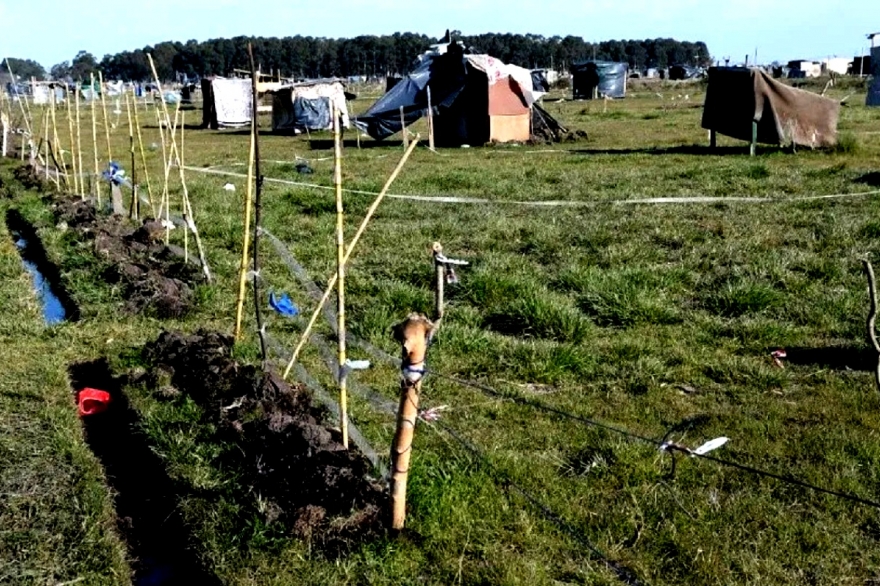 El gobierno bonaerense busca desalentar la toma de tierras con un subsidio de $50 mil