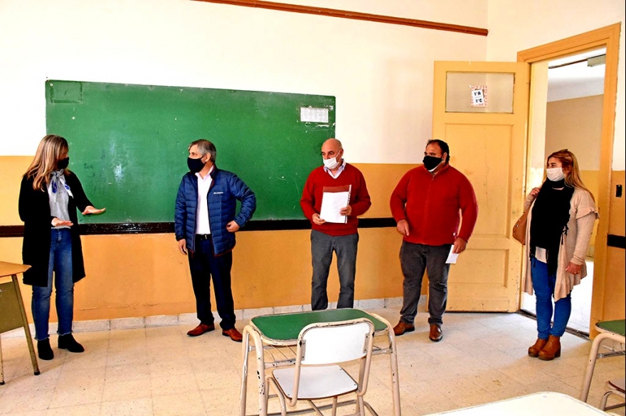 Destino del Fondo Educativo: Britos recorrió obras en un colegio emblemático de Chivilcoy