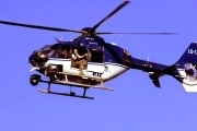 Con un helicóptero, Berni realizó maniobras peligrosas sobre una playa llena de gente