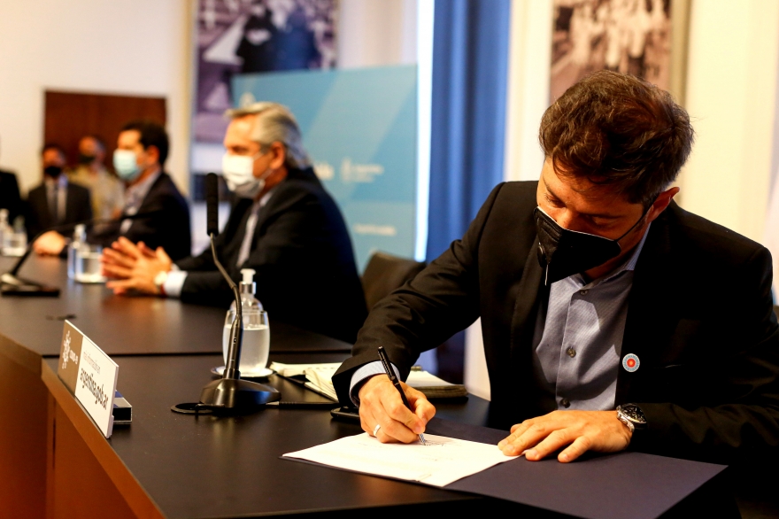 Alberto y Kicillof firmaron acuerdos para obras hídricas y de transporte eléctrico en la Provincia