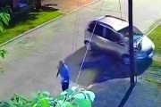 Le robaron el auto en el garaje, lo golpearon y se escaparon a los tiros en una transitada calle