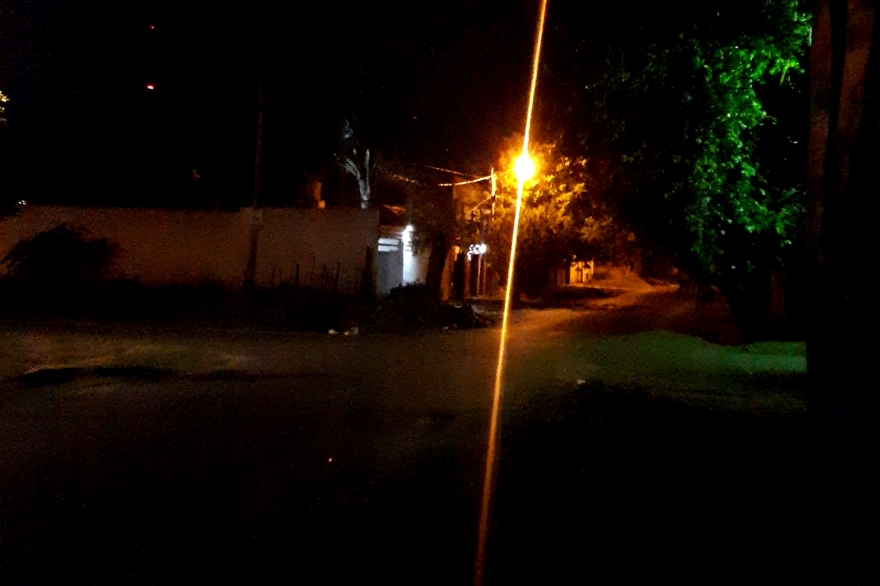 Cansados de reclamar a la Municipalidad, vecinos de City Bell tuvieron que comprar luces para alumbrar la calle