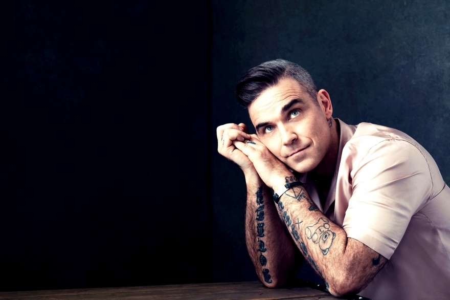 Robbie Williams lanzó una canción navideña que alude al distanciamiento social