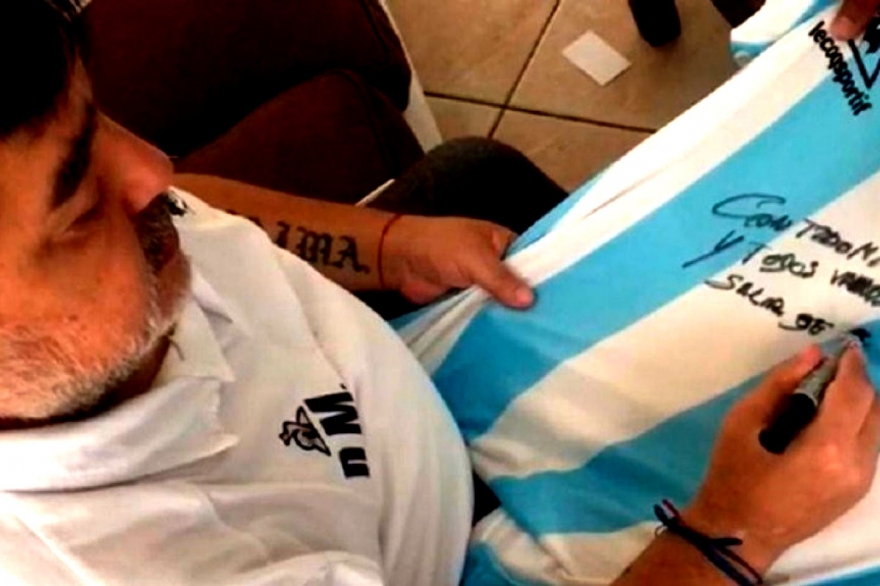 Las camisetas firmadas por Maradona subieron su precio y cotizan alto en internet