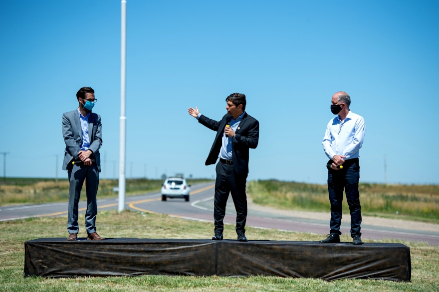 Kicillof inauguró la repavimentación de la ruta 51 y visitó una construcción de viviendas