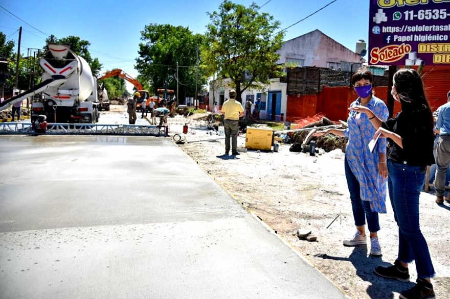 Mayra Mendoza recorrió los avances de obra de asfalto en el barrio La Paz de Quilmes