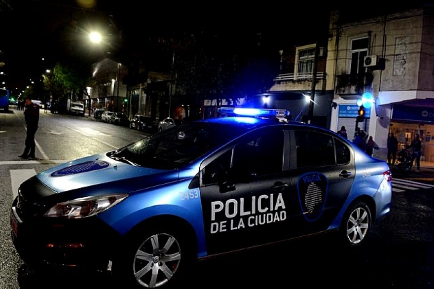 Una joven quiso tirarse desde un puente hacia la General Paz: fue rescatada por policías