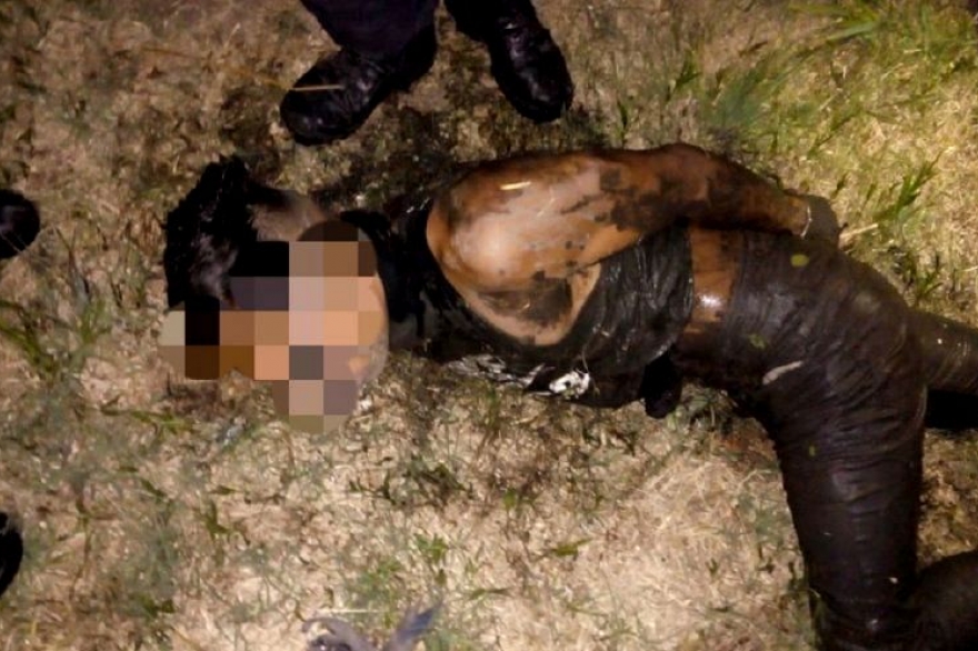 Detuvieron a un falso Rambo en La Plata: se camuflaba en una zanja cubierto de pasto y barro