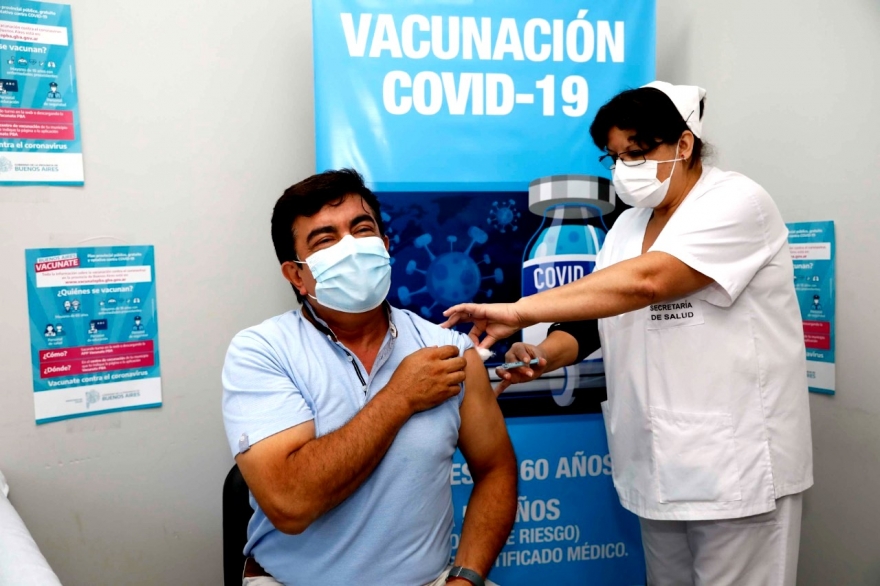 Espinoza recibió la vacuna Sputnik y destacó la tarea del hospital público de La Matanza