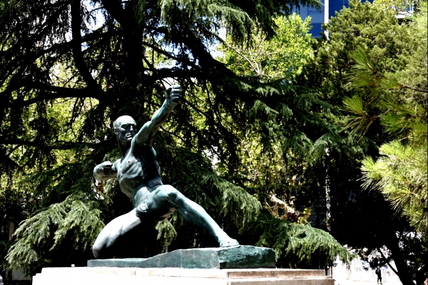 La mítica escultura de Hércules en Plaza Moreno de La Plata volverá a tener su arco