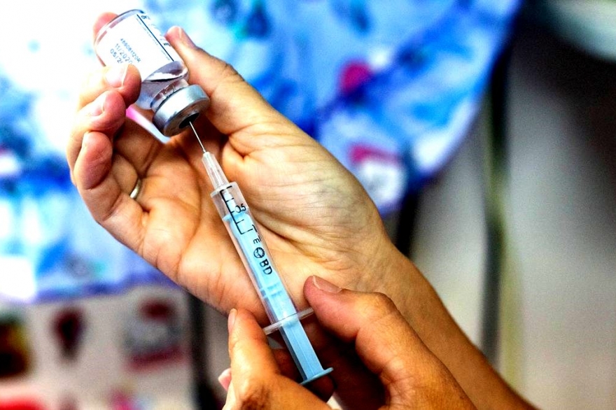 El Gobierno Provincial comenzó a equipar las escuelas para la vacunación masiva