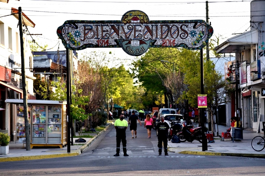 Por riesgo de caída, removerán el arco de entrada al centro de City Bell