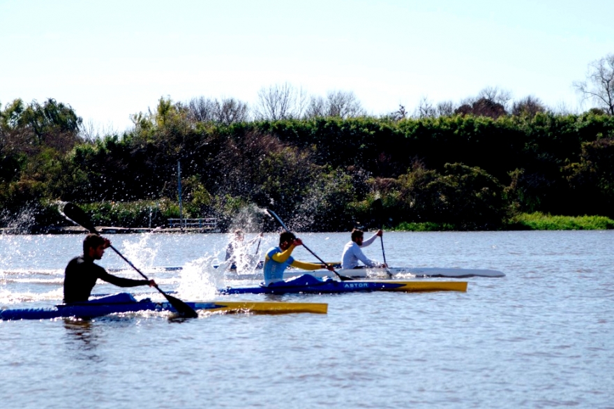 Bote a remo, kitesurf, y más aventuras náuticas para que disfrutes en clubes bonaerenses