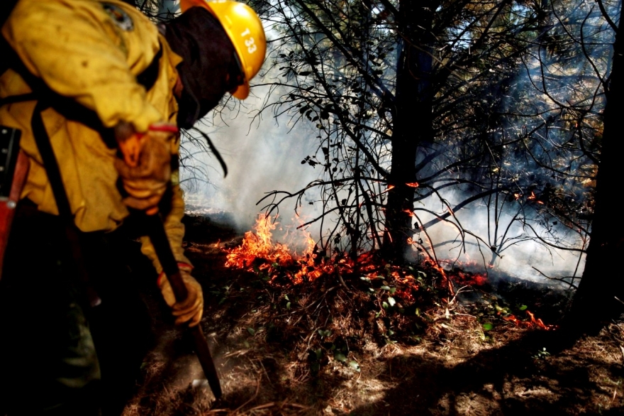 El Gobierno Nacional reforzó tareas para controlar el incendio forestal cercano a El Bolsón