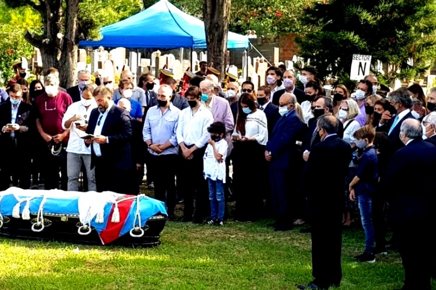 Los restos de Carlos Menem descansan en el cementerio islámico de San Justo