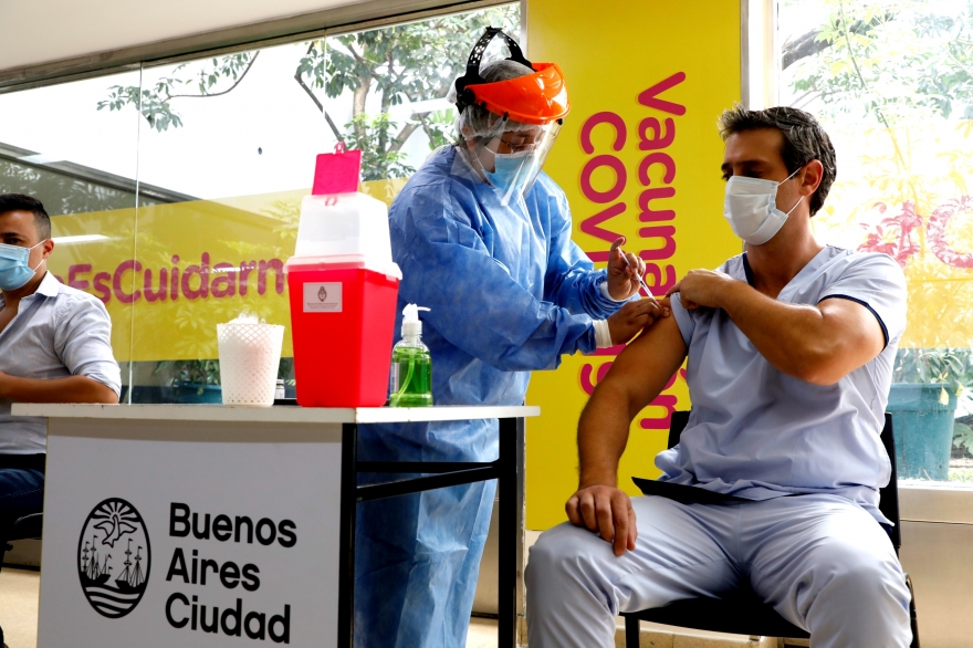 En la Ciudad de Buenos Aires comienzan a vacunar a docentes y no docentes