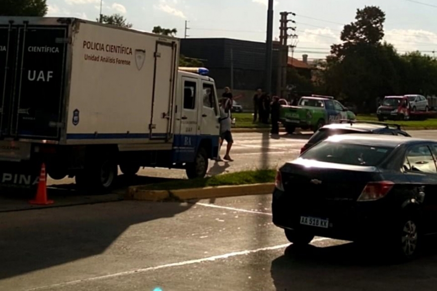 La Plata: un motociclista falleció al chocar de frente contra un poste sobre avenida 13