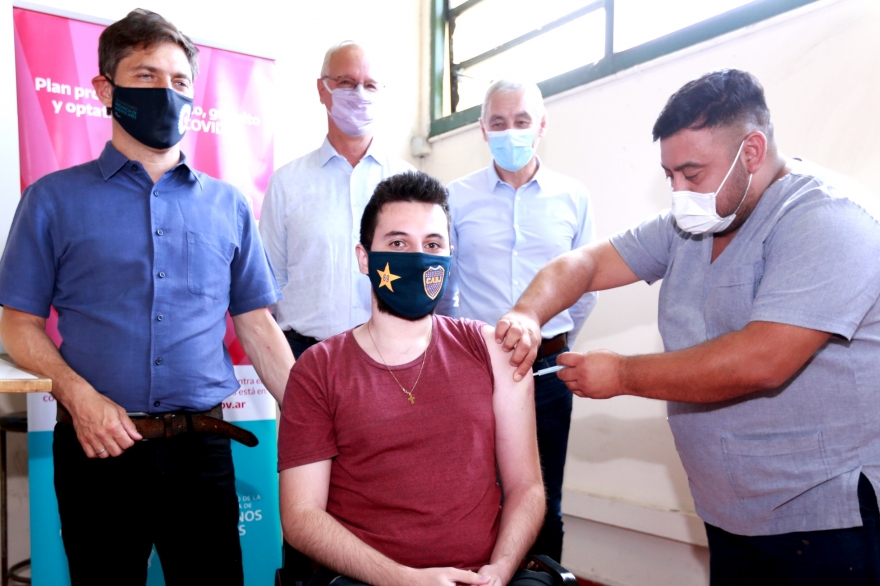Kicillof, Gollan y Cagliardi supervisaron un operativo de vacunación en Berisso