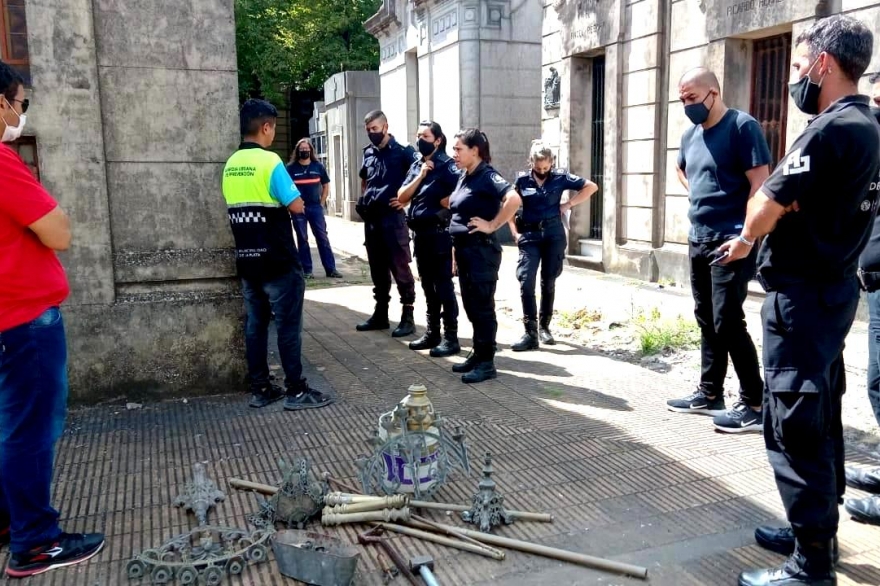 La Plata: desbarataron a una banda que robaba piezas de bronces del Cementerio de la ciudad
