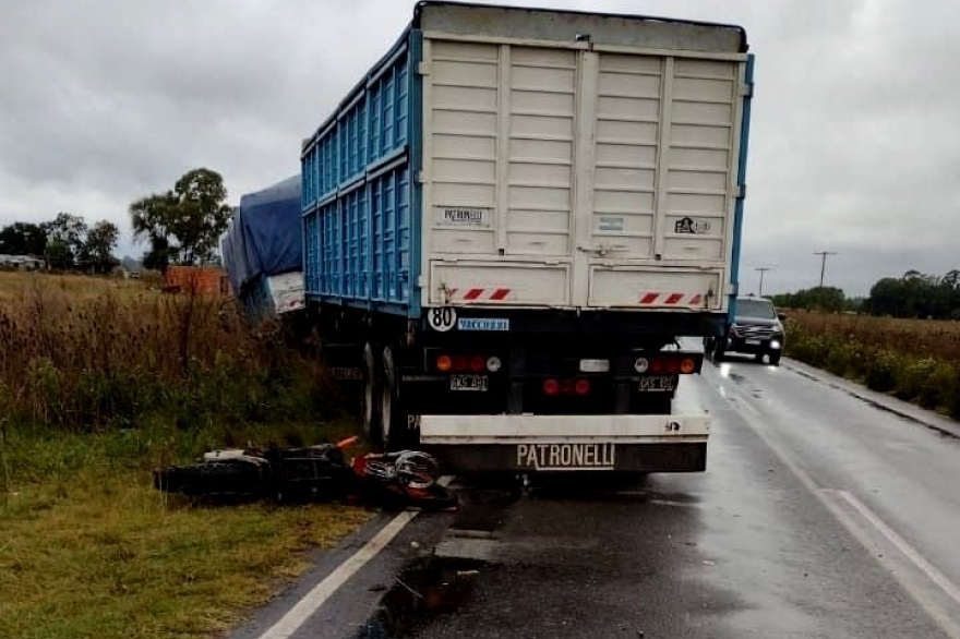 Iba en motocicleta por la ruta, chocó de frente contra un camión y falleció en el acto