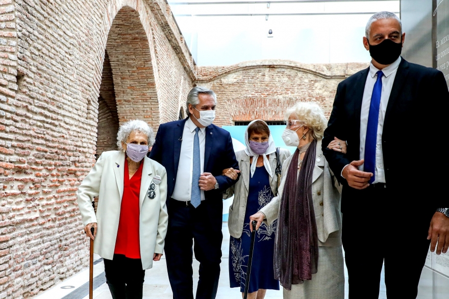 “Son un modelo de conducta, lucha y compromiso”, dijo Alberto a Abuelas y Madres de Plaza de Mayo