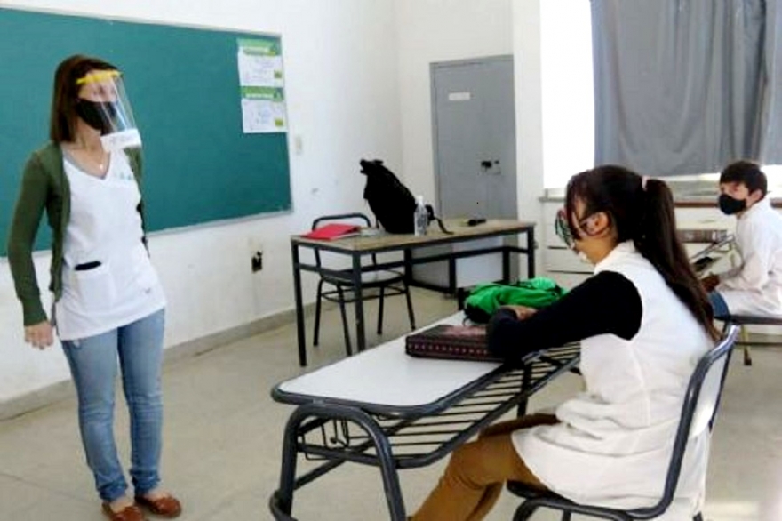 Docentes bonaerenses preocupados por la suba de contagios y las clases presenciales