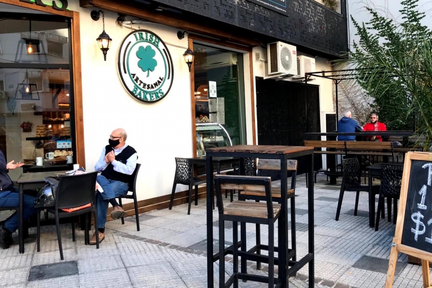 Restaurantes y bares del AMBA solo podrán atender gente con mesas al aire libre