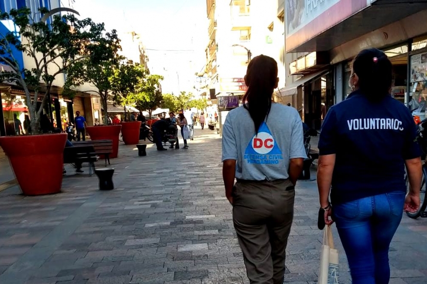 Defensa Civil de Pergamino recorre las calles de la ciudad repartiendo barbijos y alcohol en gel