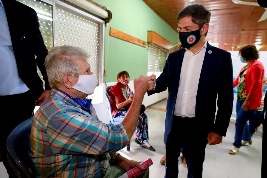 Kicillof y Gollan visitaron vacunatorio en Magdalena y resaltaron trabajo con municipios