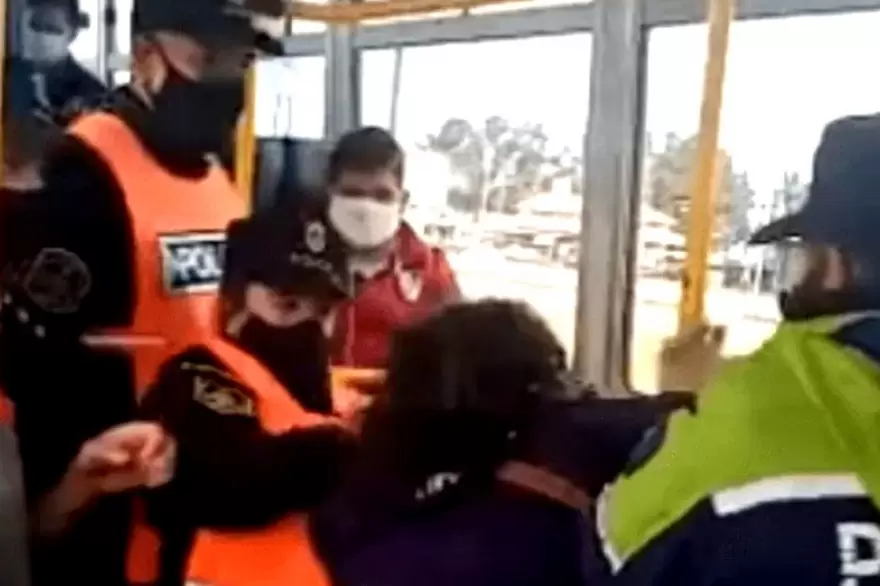Video: la policía bajó a empujones a una mujer del colectivo porque no tenía permiso para viajar