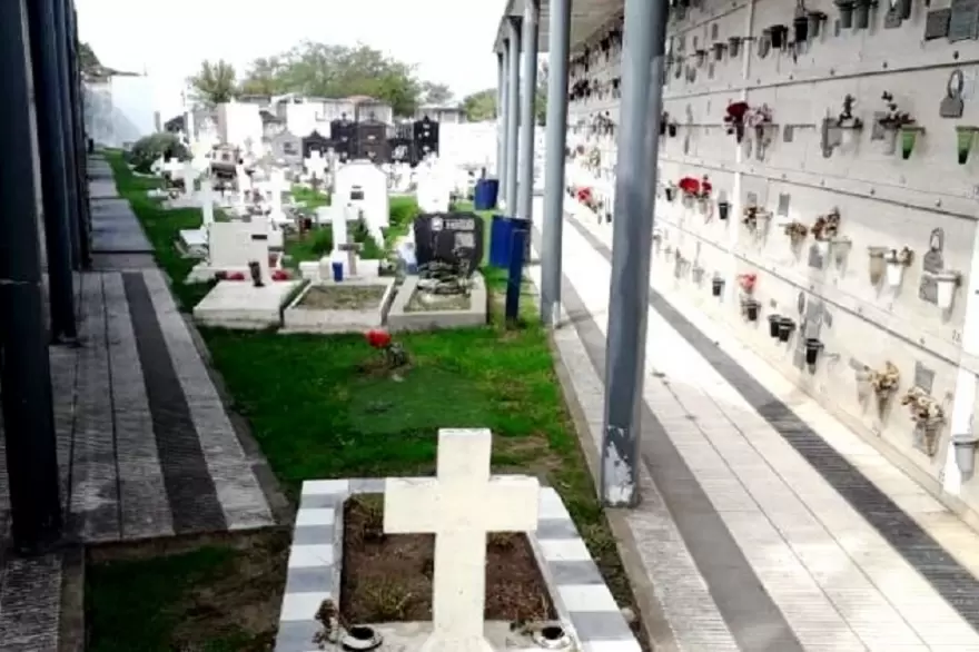 En un municipio bonaerense el cementerio está al límite y realizan entierros en los pasillos