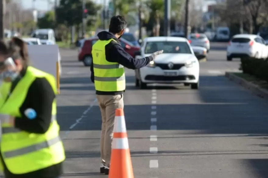 Reclaman a Garro por falta de controles en circulación y asistencia en barrios de La Plata