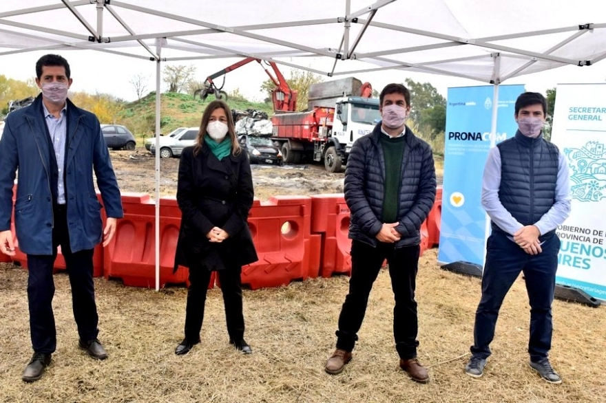 Thea, Frederic y De Pedro en acto de compactación de vehículos en Mercedes