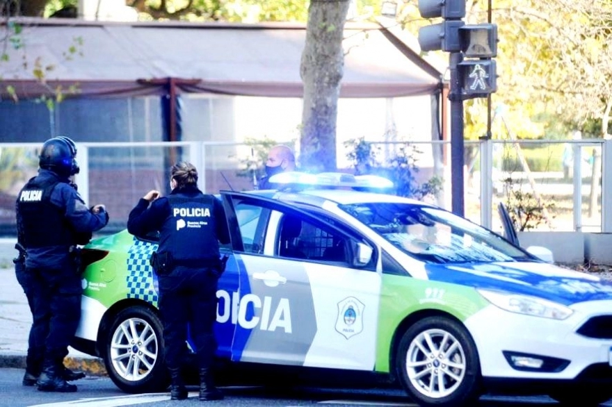 Rogó para que dejaran bajar a su bebé antes de que le roben su auto