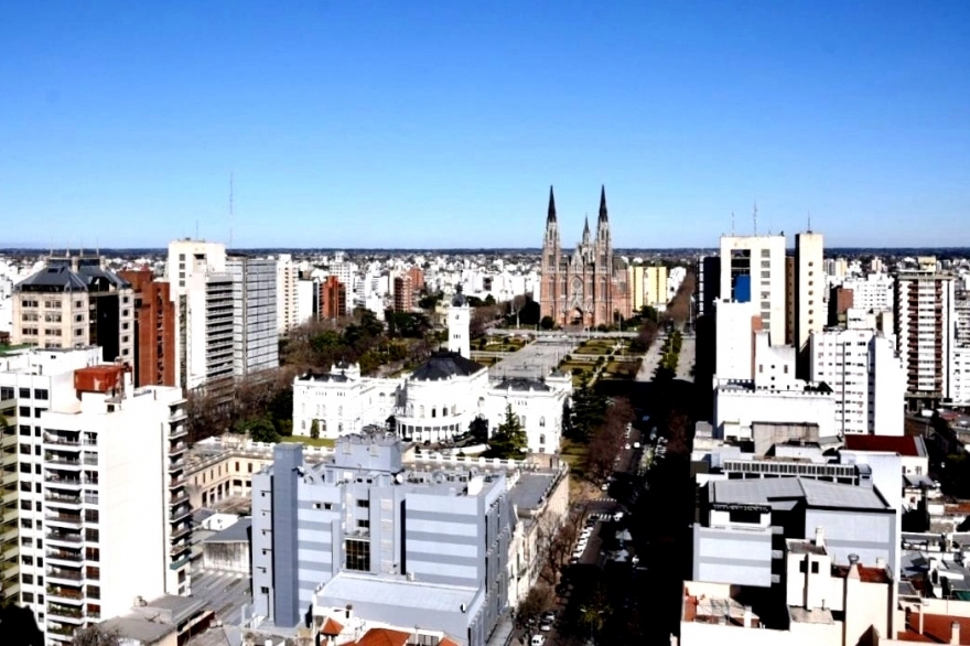 Dos autos chocaron en el centro de la Ciudad de La Plata