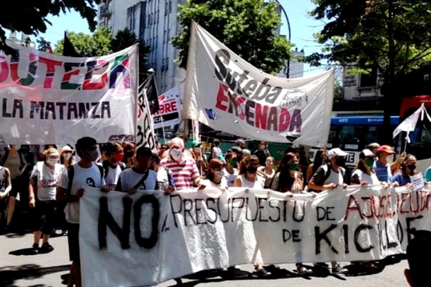 Docentes se manifestaron en contra de las clases presenciales frente a la Gobernación