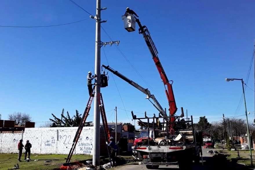 Edelap instaló nuevas columnas de hormigón en San Carlos e Ignacio Correas