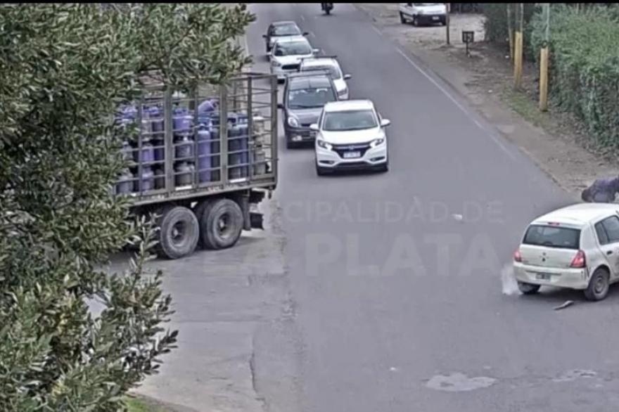 Video: un motociclista salió volando tras chocar con un auto en La Plata