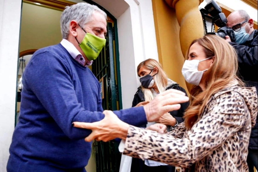 Tolosa Paz visitó Chascomús y firmó convenios con el intendente Gastón