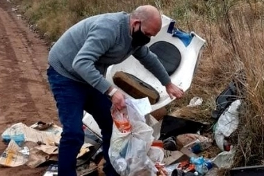Indignado, Zurro revolvió basura en la calle y lanzó mensaje a la población