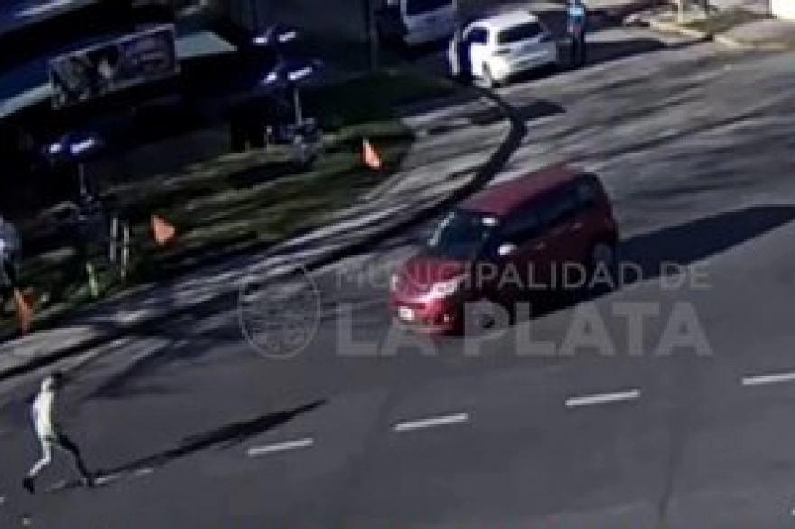 ¿Un carancho?: un peatón se tiró sobre un auto en circulación en La Plata