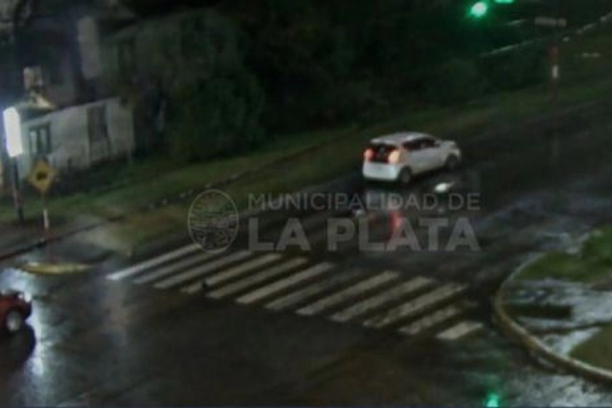 Video: una moto cruzó en rojo y la chocó un auto