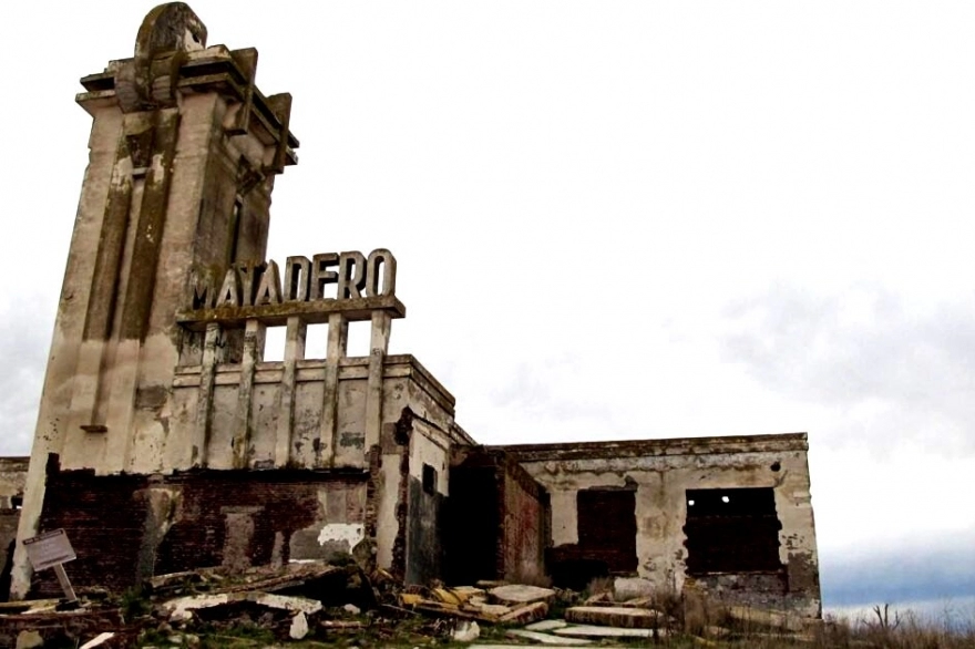 Detuvieron a dos activistas veganos por pintada en Matadero de Villa Epecuén