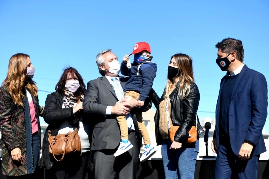 Alberto Fernández, Kicillof y Tolosa Paz juntos en un acto en Merlo